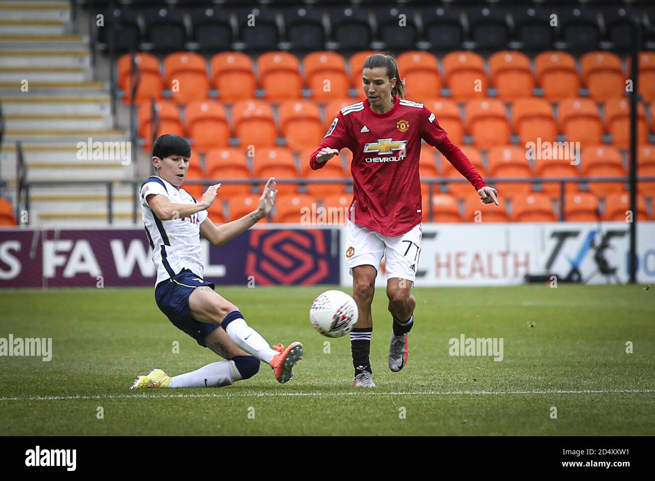 Londres, Royaume-Uni. 10 octobre 2020. Tobin Heath (#77 Manchester United) sur le ballon sous la pression d'Ashleigh Neville (#29 Tottenham Hotspur) pendant le match de la Super League féminine entre Tottenham Hotspur et Manchester United le 10 octobre 2020 au Hive, Londres, Angleterre. Tom West/Sports Press photo: SPP Sport Press photo. /Alamy Live News Banque D'Images