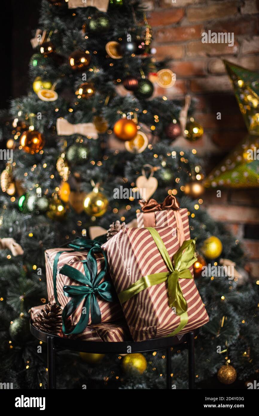 Magnifique sapin de Noël et cadeaux. Saint-Sylvestre. En attente de cadeaux. 2021 Banque D'Images