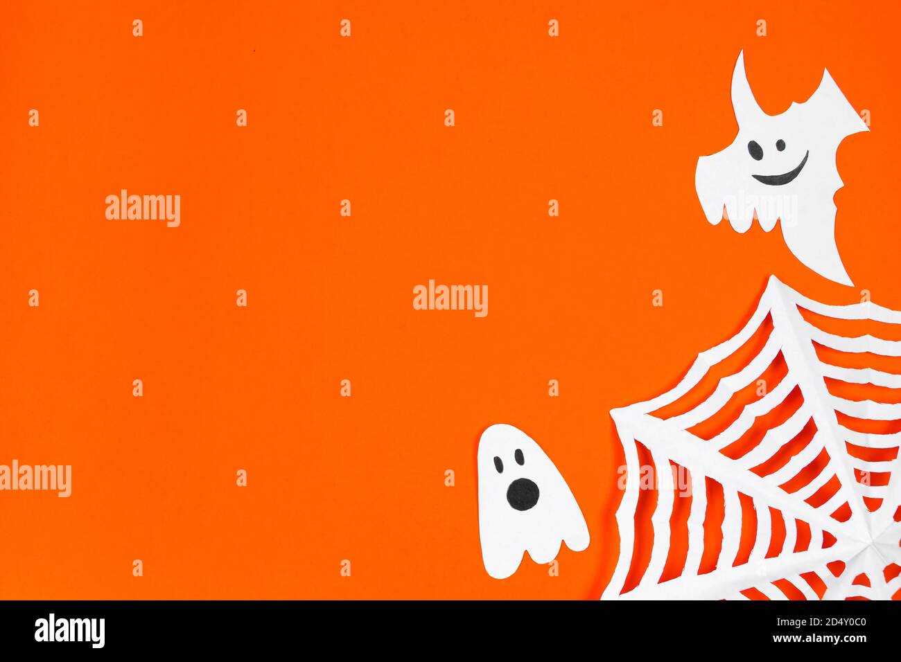 Joyeux Halloween. Des fantômes de papier amusants pour les vacances sur fond orange. Banque D'Images
