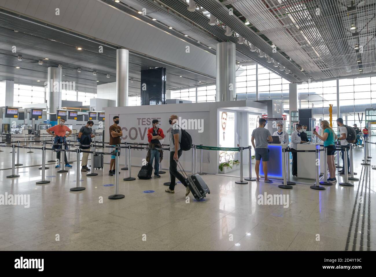 Installation de test du coronavirus à l'intérieur du terminal 3 de l'aéroport de Sao Paulo. Examen PCR express pour les voyages internationaux à l'aéroport de Guarulhos. File d'attente des passagers. Banque D'Images