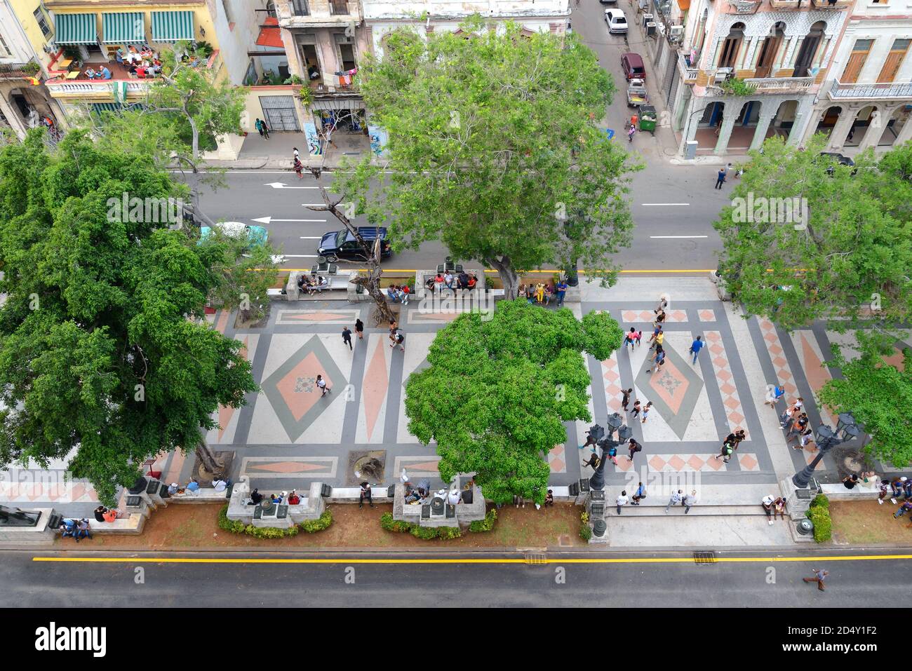 Promenade du Paseo Del Prado et Paseo de Mati peatonal dans la vieille Havane à Cuba. Vue sur El Prado avec plusieurs piétons à pied. Banque D'Images