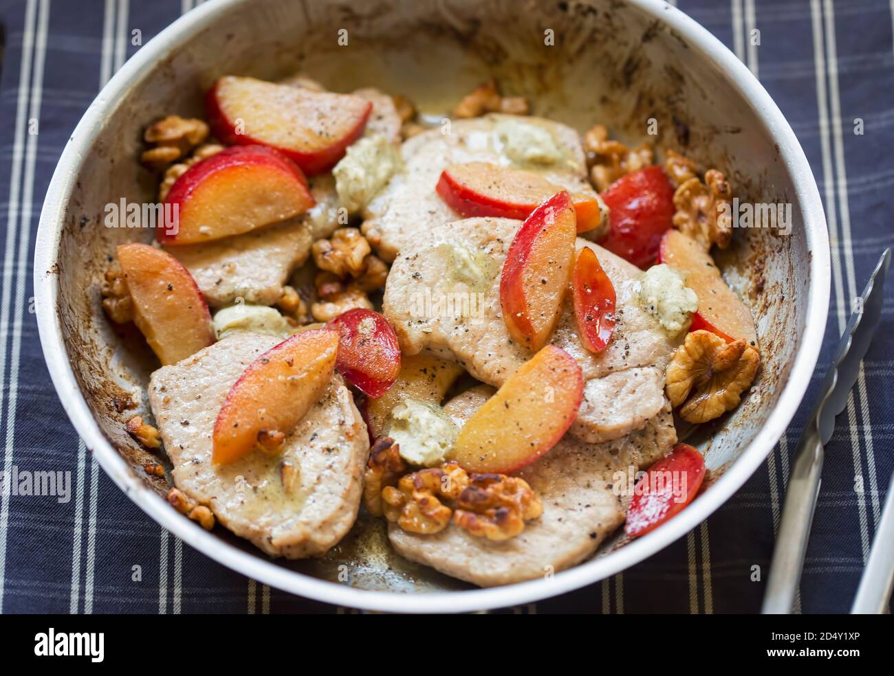 Filets de porc aux noix, aux pommes et au beurre de sauge Banque D'Images