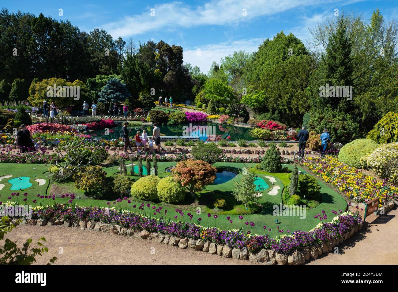 Canberra, Australie. 11 octobre 2020. Les gens voient les fleurs lors d'un festival annuel Floriade à Canberra, en Australie, le 11 octobre 2020. POUR ALLER AVEC 'Feature: Célébration du printemps dans le mini monde apporte de la joie, l'espoir aux Australiens dans l'ombre de COVID-19' crédit: Chu Chen/Xinhua/Alay Live News Banque D'Images