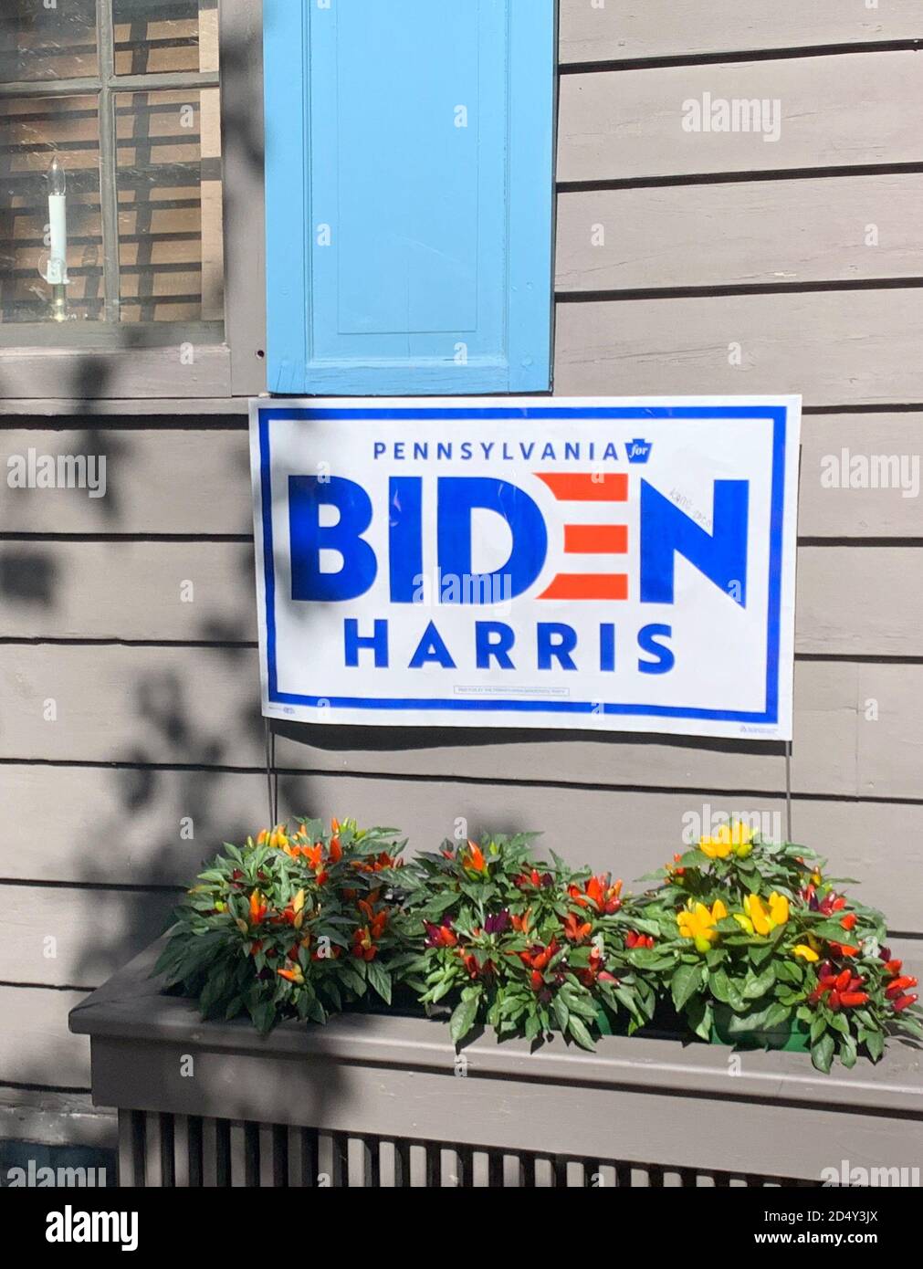 Stroudsburg, États-Unis. 08 octobre 2020. Une affiche de combat pour les baleines en faveur des candidats démocrates vice et présidentiels K. Harris et J. Biden est suspendue à la façade d'une maison. La Pennsylvanie est l'un des soi-disant États-bataille ou Swing, où ni les Républicains ni les Démocrates de Trump ne peuvent compter sur une nette majorité de son adversaire Biden. Crédit : CAN Merey/dpa/Alay Live News Banque D'Images