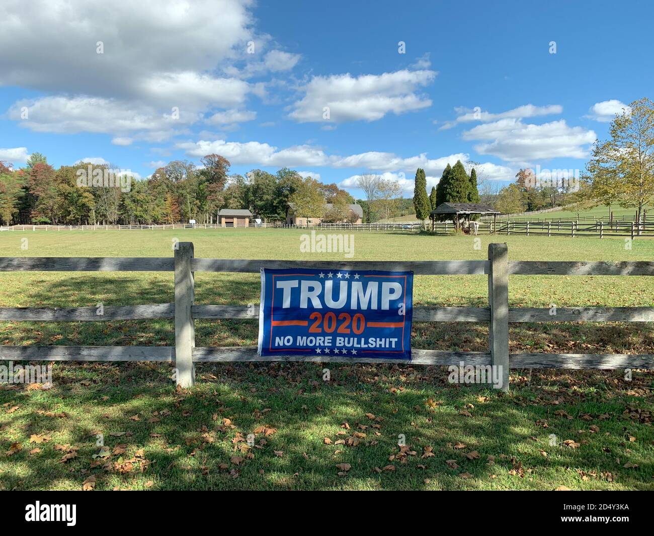 Stroudsburg, États-Unis. 08 octobre 2020. Une affiche électorale avec l'inscription « Trump 2020 - pas plus de Bullshit » est accroché à une clôture. La Pennsylvanie est l'un des soi-disant États-bataille ou Swing, où ni les Républicains de Trump ni les Démocrates ne peuvent compter sur une nette majorité de l'adversaire Biden. Crédit : CAN Merey/dpa/Alay Live News Banque D'Images