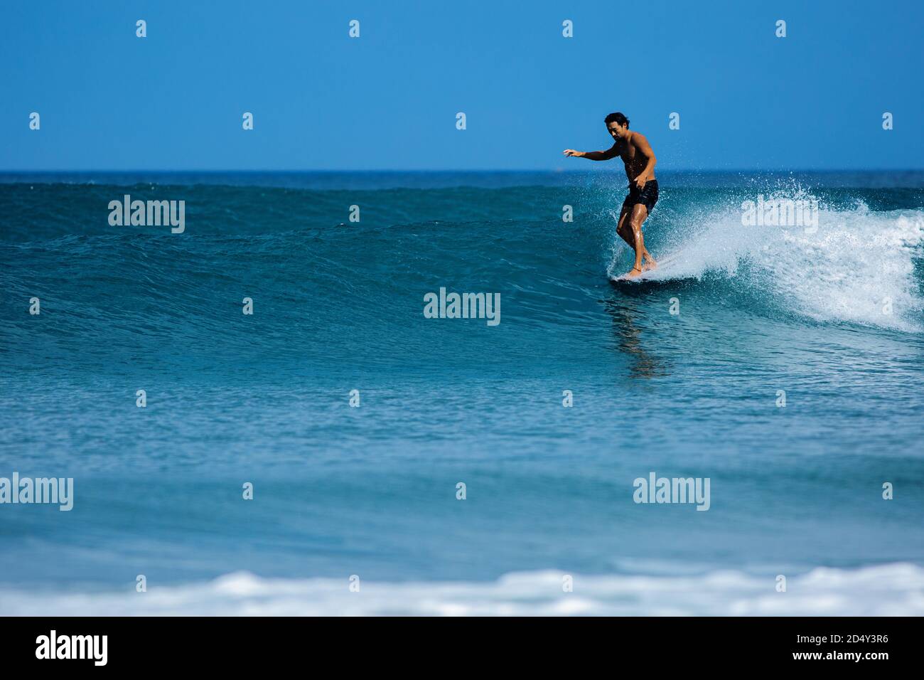 le surfeur coréen monte en planche sur des vagues bleues.photo de haute qualité Banque D'Images