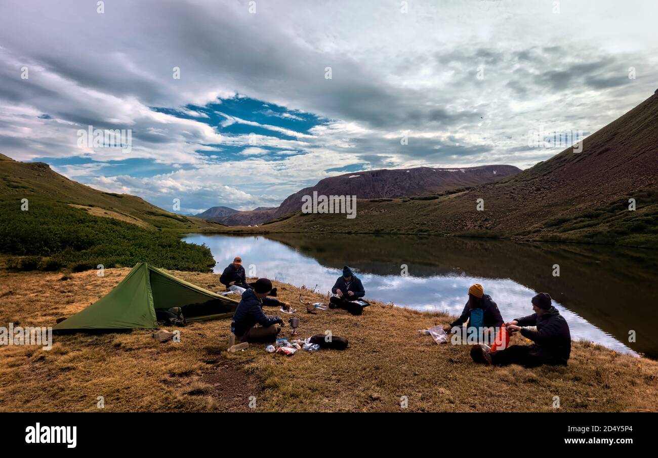À travers les randonneurs en appréciant le camp au lac Cataract sur le 485 Mile Colorado Trail, près de Lake City, Colorado Banque D'Images
