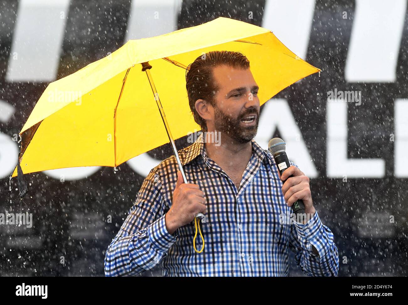 Orlando, Floride, États-Unis. Le 11 octobre 2020 - Orlando, Floride, États-Unis - Donald Trump Jr. Tient un parapluie tout en parlant lors d'une douche de pluie à un rassemblement de campagne des combattants contre le socialisme en soutien de son père, le président américain Donald Trump, le 11 octobre 2020 à Orlando, Floride. Le combattant de l'UFC Jorge Masvidal a également pris la parole lors du rallye. (Paul Hennessy/Alamy) crédit : Paul Hennessy/Alamy Live News Banque D'Images