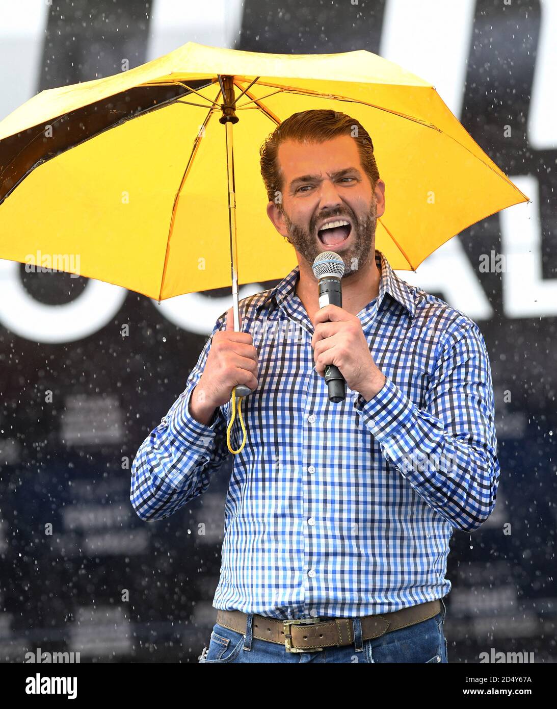 Orlando, Floride, États-Unis. Le 11 octobre 2020 - Orlando, Floride, États-Unis - Donald Trump Jr. Tient un parapluie en prenant la parole lors d'un rassemblement de campagne des combattants contre le socialisme en soutien de son père, le président américain Donald Trump, le 11 octobre 2020 à Orlando, en Floride. Le combattant de l'UFC Jorge Masvidal a également pris la parole lors du rallye. (Paul Hennessy/Alamy) crédit : Paul Hennessy/Alamy Live News Banque D'Images