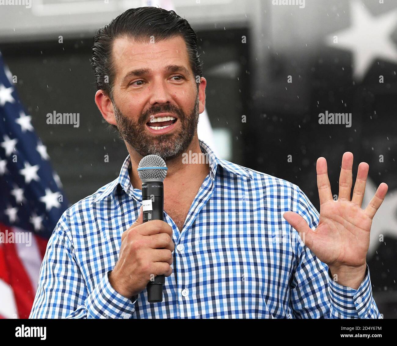 Orlando, Floride, États-Unis. Le 11 octobre 2020 - Orlando, Floride, États-Unis - Donald Trump Jr. Parle lors d'une douche à effet pluie lors d'un rassemblement de campagne des combattants contre le socialisme en faveur de son père, le président américain Donald Trump, le 11 octobre 2020 à Orlando, en Floride. Le combattant de l'UFC Jorge Masvidal a également pris la parole lors du rallye. (Paul Hennessy/Alamy) crédit : Paul Hennessy/Alamy Live News Banque D'Images