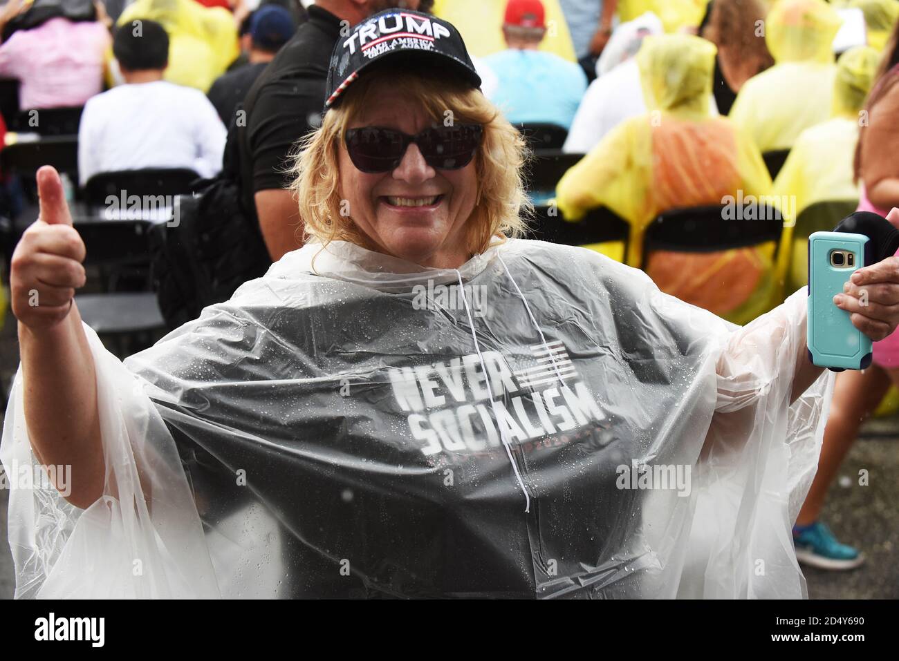 Orlando, Floride, États-Unis. Le 11 octobre 2020 - Orlando, Floride, États-Unis - UNE femme portant un t-shirt Never Socialism remet le pouce en attendant que Donald Trump Jr. S'exprime lors d'un rassemblement de campagne des combattants contre le socialisme en faveur de son père, le président américain Donald Trump, le 11 octobre 2020 à Orlando, Floride. Le combattant de l'UFC Jorge Masvidal a également pris la parole lors du rallye. (Paul Hennessy/Alamy) crédit : Paul Hennessy/Alamy Live News Banque D'Images