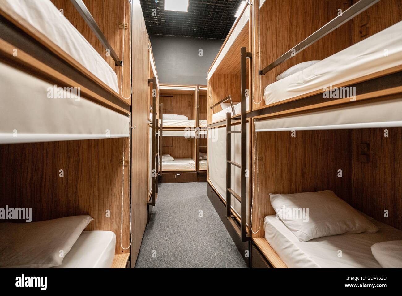 Russie, Moscou - novembre 26 2018. Dites hôtel génial. Le dortoir de l'hôtel  dispose de plusieurs lits disposés dans une chambre. Propre auberge petite  chambre avec des lits superposés en bois Photo