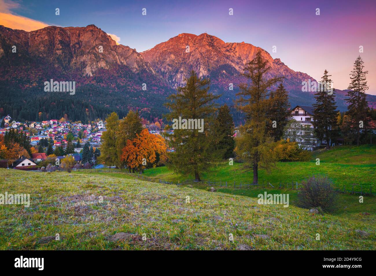 Paysage majestueux de l'aube dans la vallée de Prahova avec les spectaculaires montagnes de Bucegi. Village de Busteni au magnifique lever du soleil, Roumanie, Europe Banque D'Images