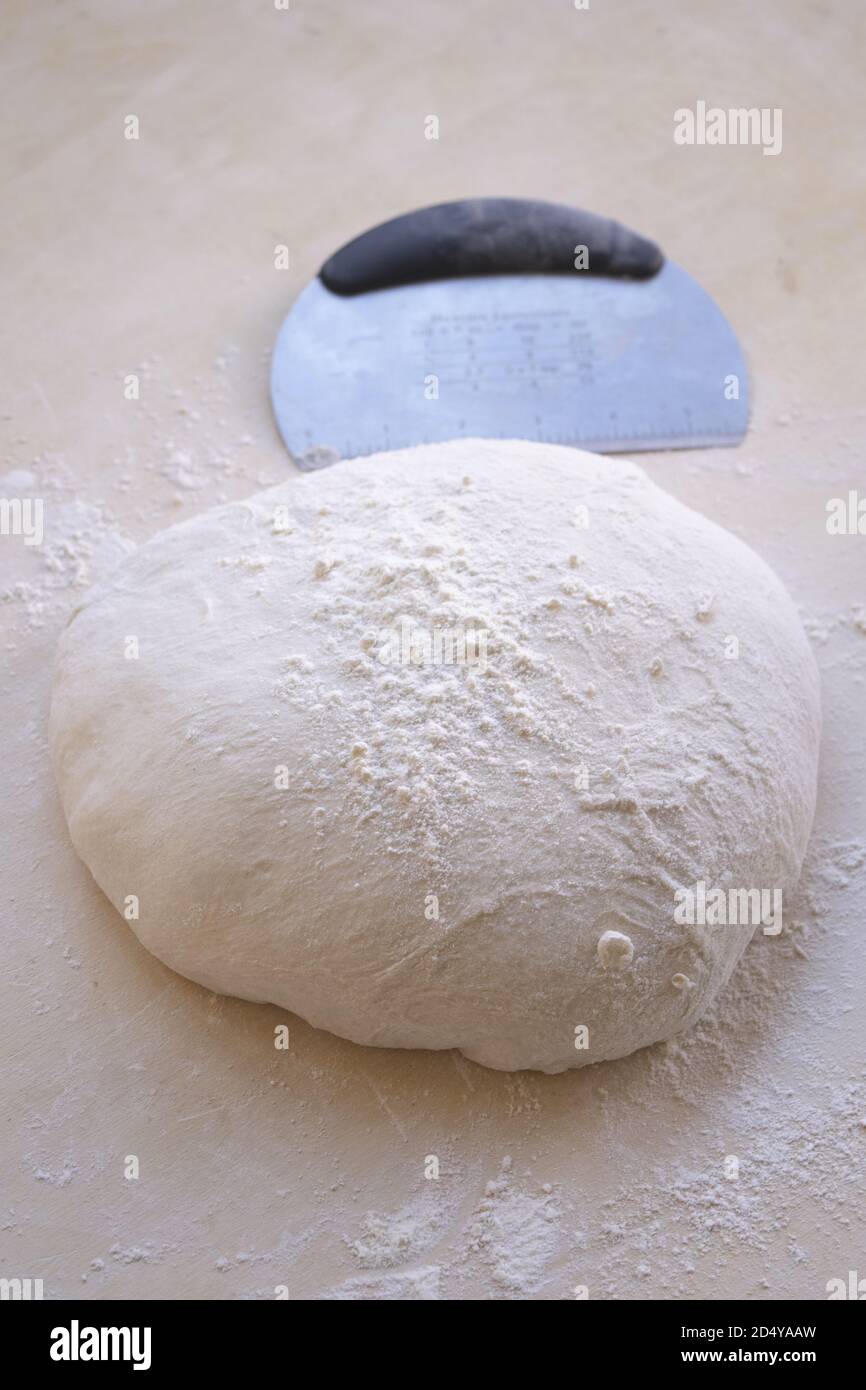 pâte à pizza pendant la préparation sur un plateau à pâtisserie Banque D'Images