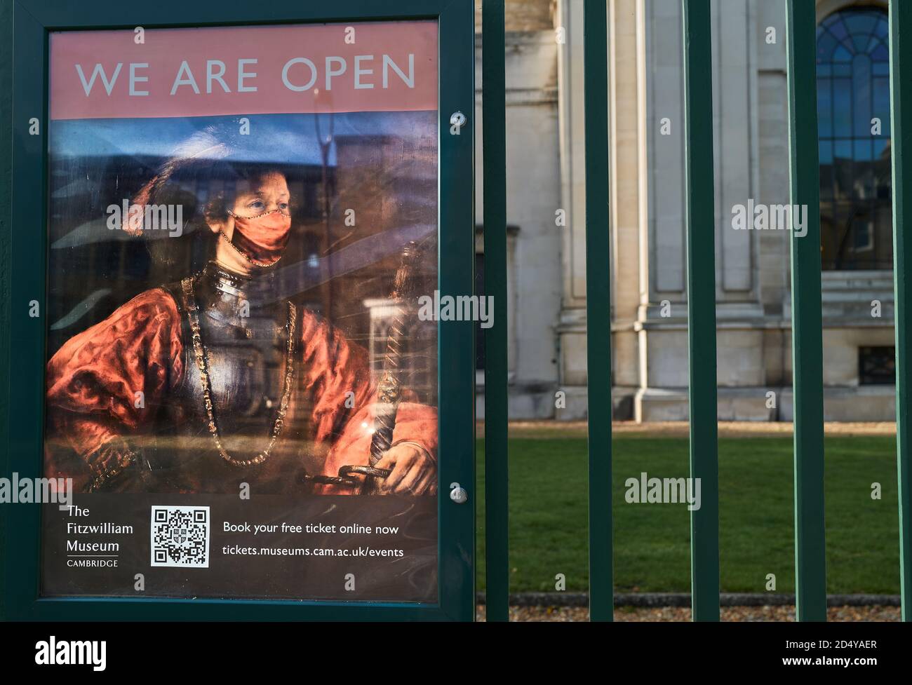 Affiche « We are open » (avec masque de visage mis sur la personne dans une célèbre peinture) au musée Fitzwilliam, université de Cambridge, Angleterre, octobre 2020. Banque D'Images