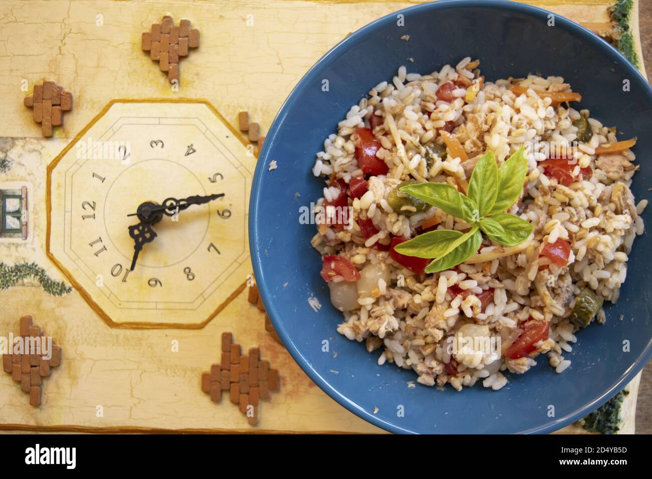 salade de riz végétarienne garnie de basilic frais Banque D'Images