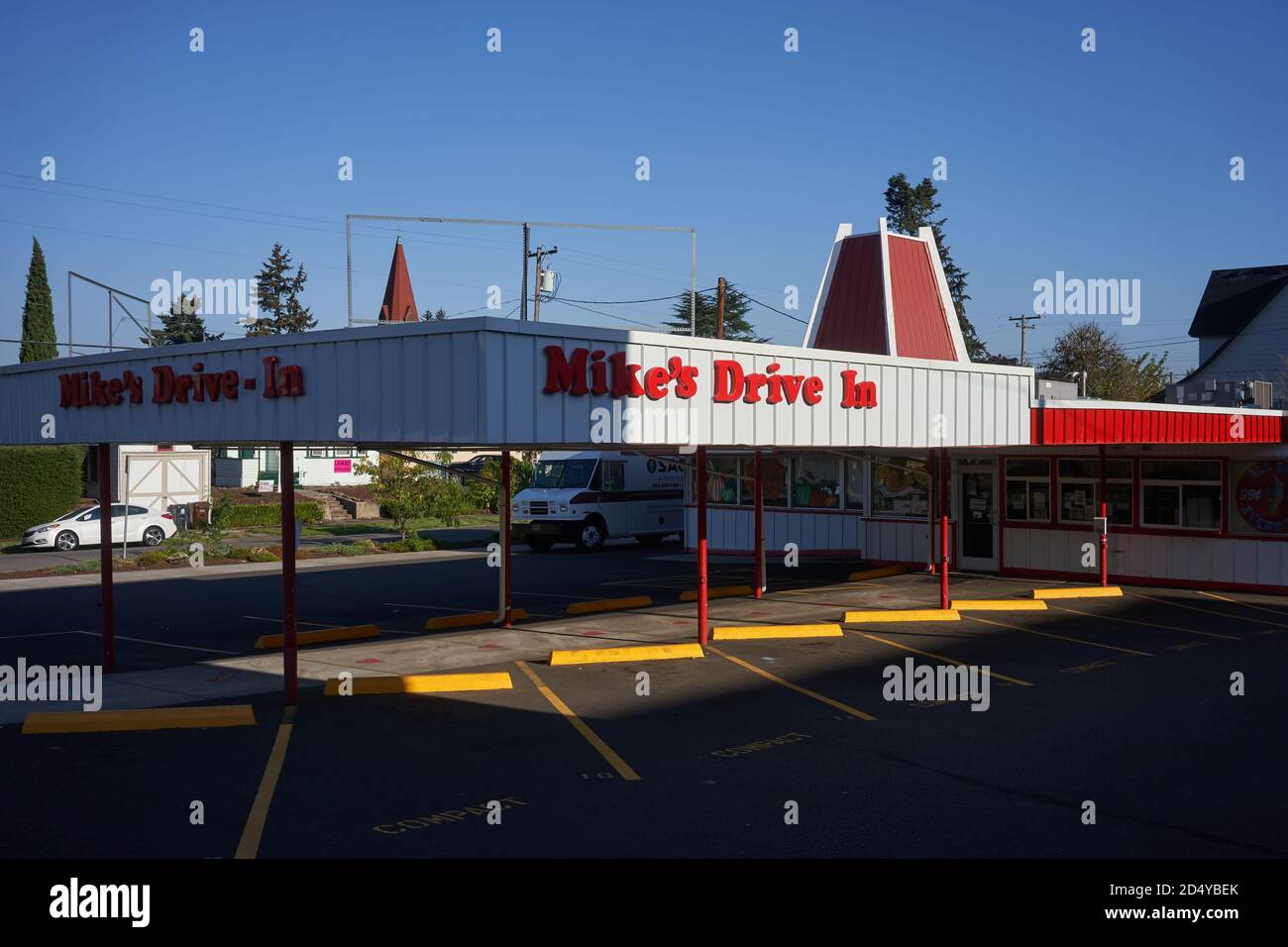Le restaurant Mike's Drive-In d'Oregon City, un drive-in Old-School avec une ambiance rétro servant des hamburgers, des frites et des milk-shakes dans des digs peu élevés. Banque D'Images