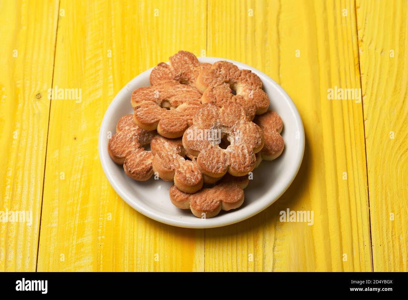 Composition D Un Petit Gateau Pour Le Temps Du The Concept De Patisserie Maison Biscuits Au The Sur Fond De Bois Jaune Biscuits En Forme De Fleur Poses Sur Une Assiette Blanche Gros