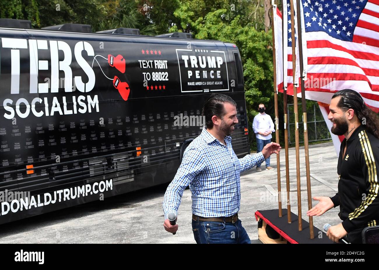 Orlando, États-Unis. 11 octobre 2020. Donald Trump Jr salue le combattant de l'UFC Jorge Masvidal, qui s'exprime tous deux en faveur du président américain Donald Trump lors d'un rassemblement de campagne des combattants contre le socialisme, le deuxième des trois événements de ce type qui se sont tenus ce jour-là dans l'ensemble de l'État. Crédit : SOPA Images Limited/Alamy Live News Banque D'Images