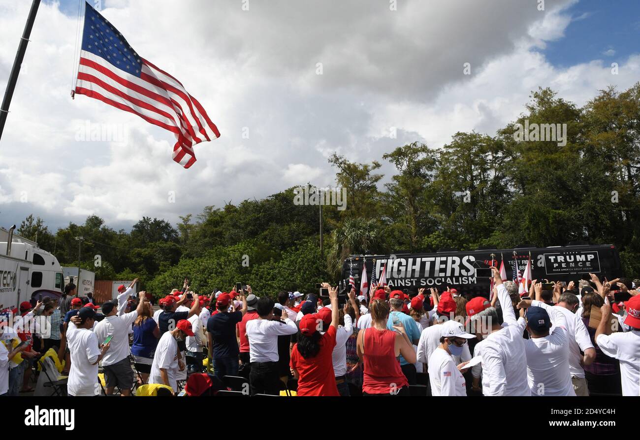 Orlando, États-Unis. 11 octobre 2020. Les gens réagissent comme un autobus transportant Donald Trump Jr arrive à un rassemblement de campagne des combattants contre le socialisme en soutien au président américain Donald Trump. Le combattant de l'UFC Jorge Masvidal a également pris la parole à l'événement. Crédit : SOPA Images Limited/Alamy Live News Banque D'Images