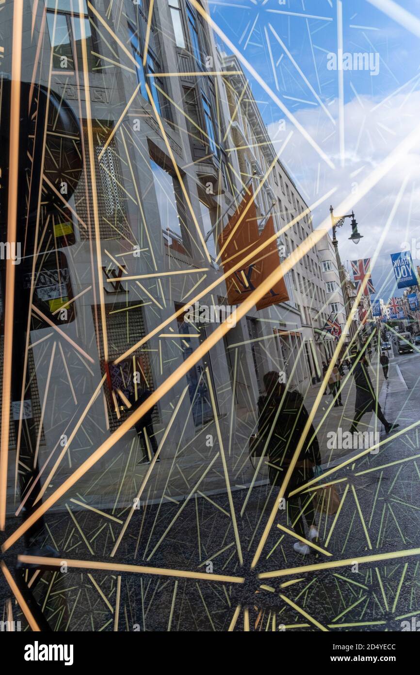 Dans le cadre du week-end artistique de Mayfair, nous voyons à travers les réflexions géométriques de l'œuvre connue sous le nom de « Crystal 001 » par l'artiste Anthony James, à Bond Street, le 8 octobre 2020, à Londres, en Angleterre. La sculpture est vue pour la première fois de Regent Street à Park Lane, et Oxford Street à Piccadilly. Anthony James est un artiste multimédia de la, né en Angleterre. Il étudie à la Central St. Martins School of Art de Londres. Banque D'Images