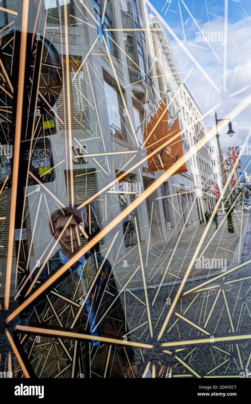 Dans le cadre du week-end artistique de Mayfair, nous voyons à travers les réflexions géométriques de l'œuvre connue sous le nom de « Crystal 001 » par l'artiste Anthony James, à Bond Street, le 8 octobre 2020, à Londres, en Angleterre. La sculpture est vue pour la première fois de Regent Street à Park Lane, et Oxford Street à Piccadilly. Anthony James est un artiste multimédia de la, né en Angleterre. Il étudie à la Central St. Martins School of Art de Londres. Banque D'Images