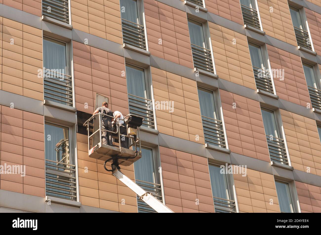 POZNAN, POLOGNE - 19 avril 2018 : hommes effectuant des réparations sur un bâtiment haut de l'hôtel Mercure en se tenant dans un ascenseur Banque D'Images