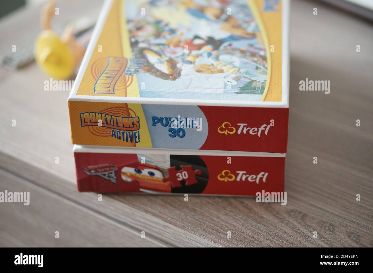 POZNAN, POLOGNE - 15 juillet 2017: Trefl puzzles avec les thèmes de Looney Tunes et voitures sur une table en bois Banque D'Images