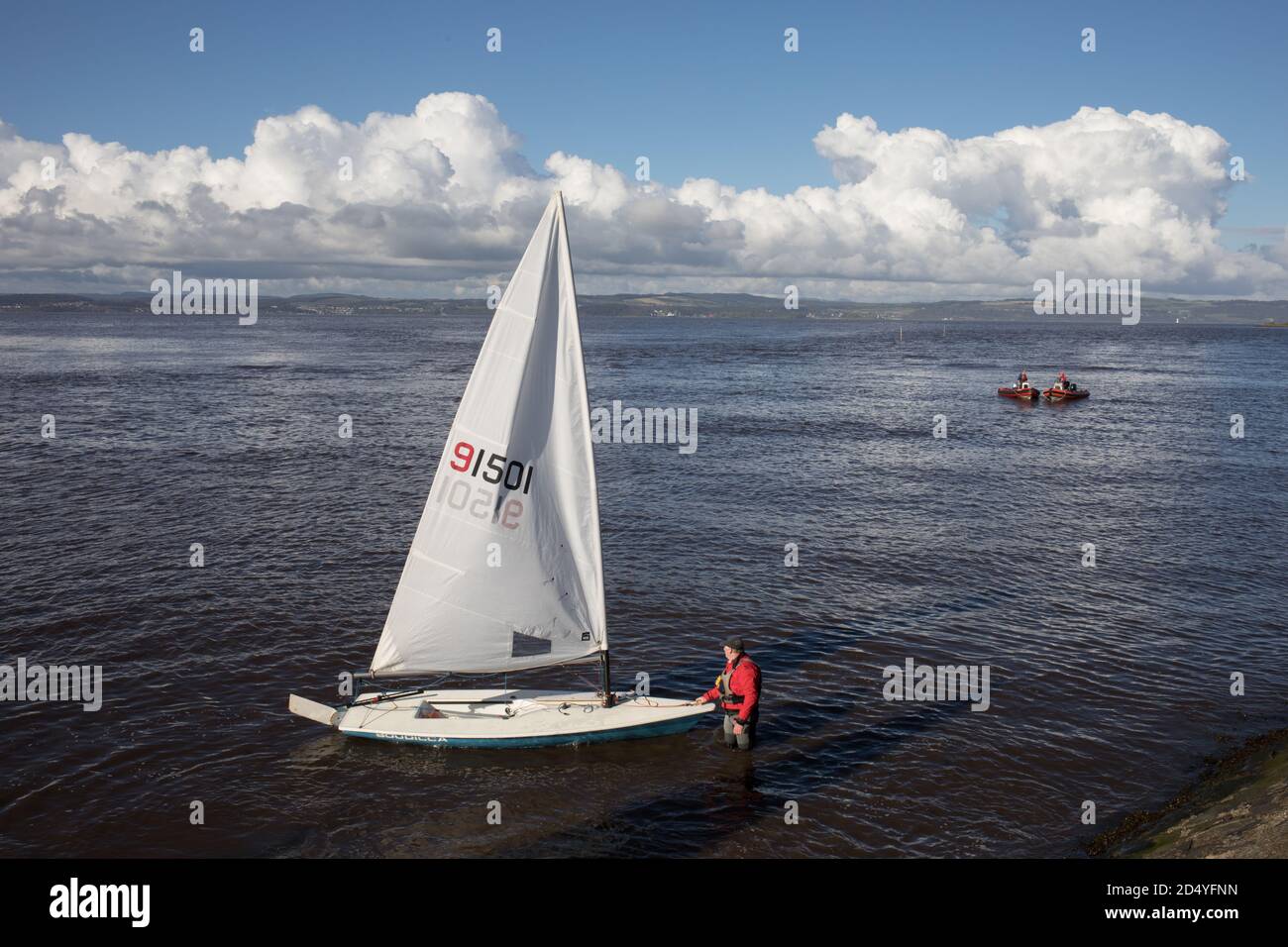 Lancement de petits yachts sur le front de mer de Cramond, à Cramond, Écosse, 4 octobre 2020. Banque D'Images