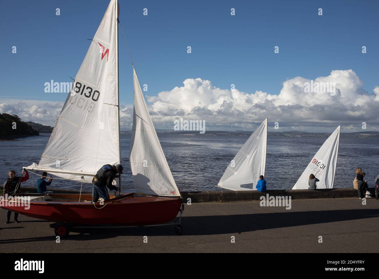 Lancement de petits yachts sur le front de mer de Cramond, à Cramond, Écosse, 4 octobre 2020. Banque D'Images