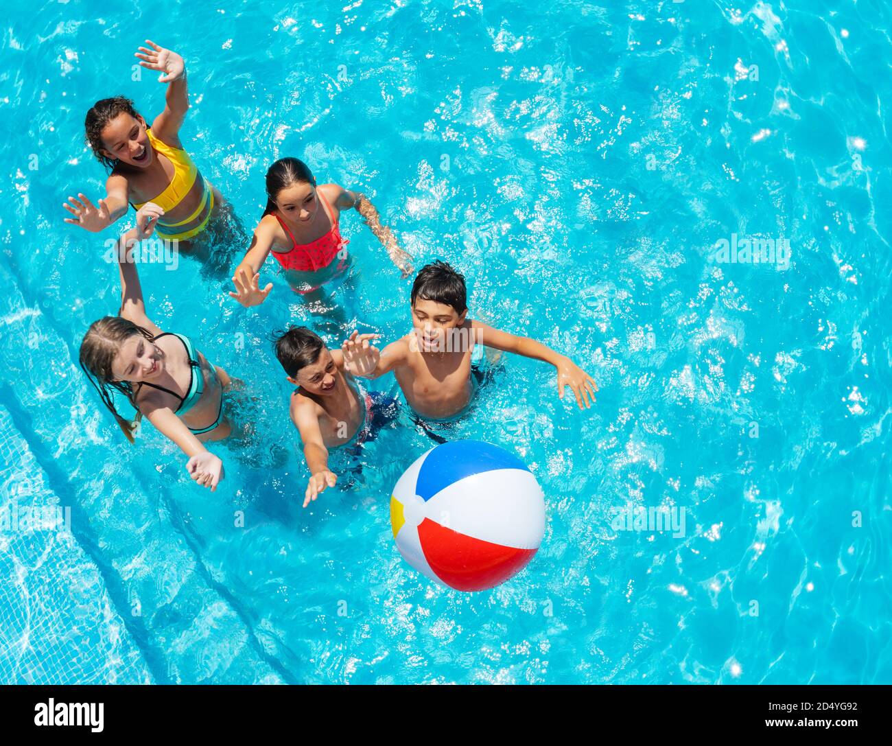 Groupe d'enfants dans la piscine jouer avec ballon gonflable vue de dessus  Photo Stock - Alamy