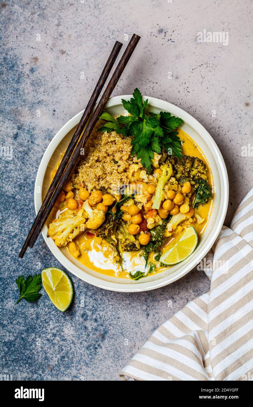 Curry de pois chiches vegan avec chou-fleur, brocoli, chou frisé et quinoa. Concept de nourriture végétarienne saine. Banque D'Images