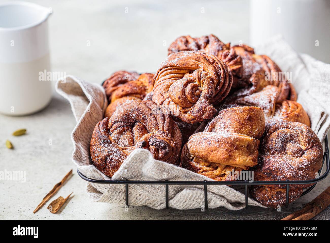 Petits pains suédois avec cardamome et cannelle, fond clair. Concept de cuisine scandinave. Banque D'Images