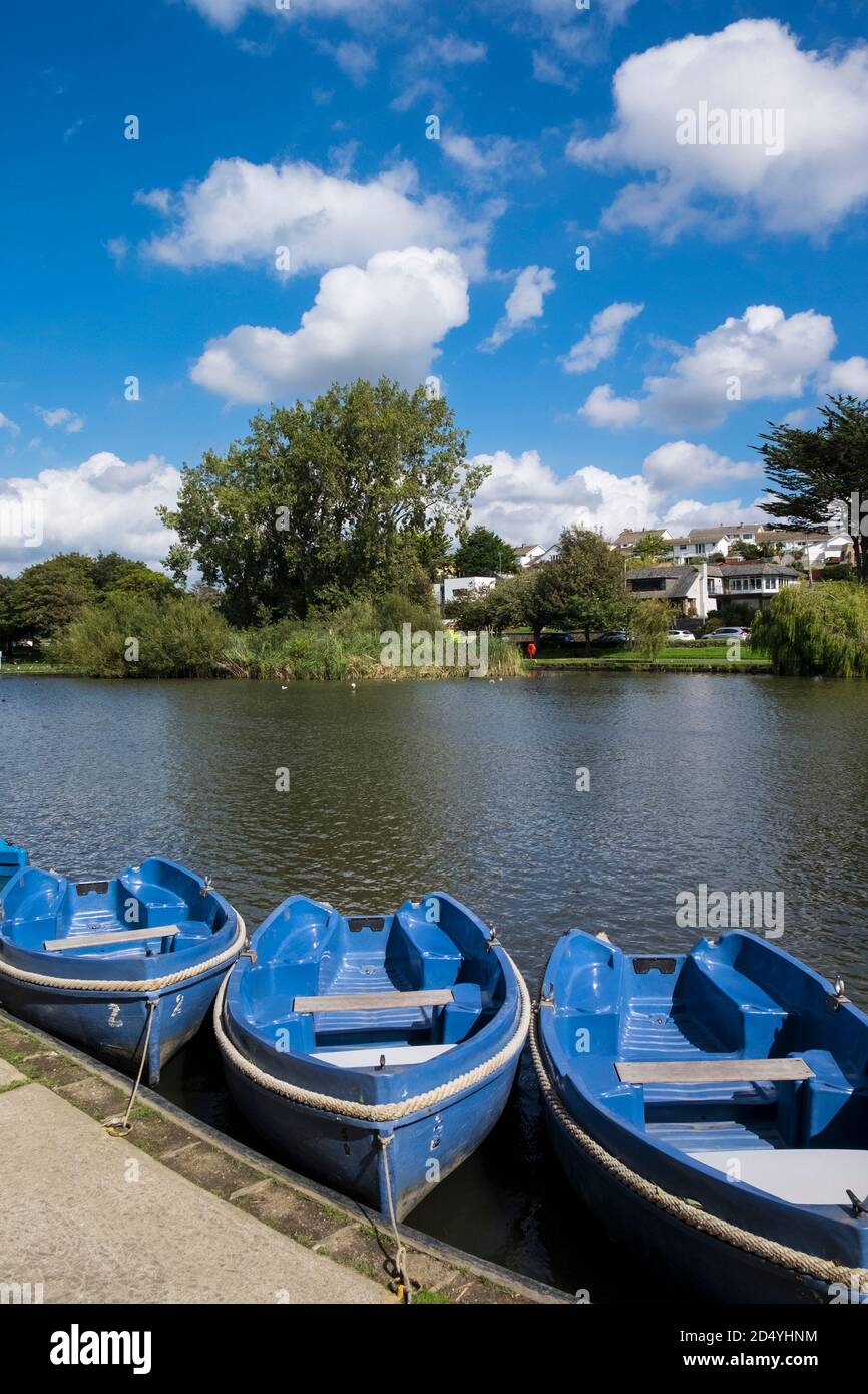 Des bateaux à rames se sont enlisés sur le lac Trenance à Newquay, dans les Cornouailles. Banque D'Images