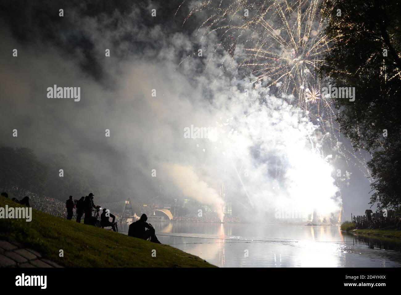 Feux d'artifice dans le parc olympique de munich. Spectateurs regardant des feux d'artifice sur un lac de munich. Banque D'Images