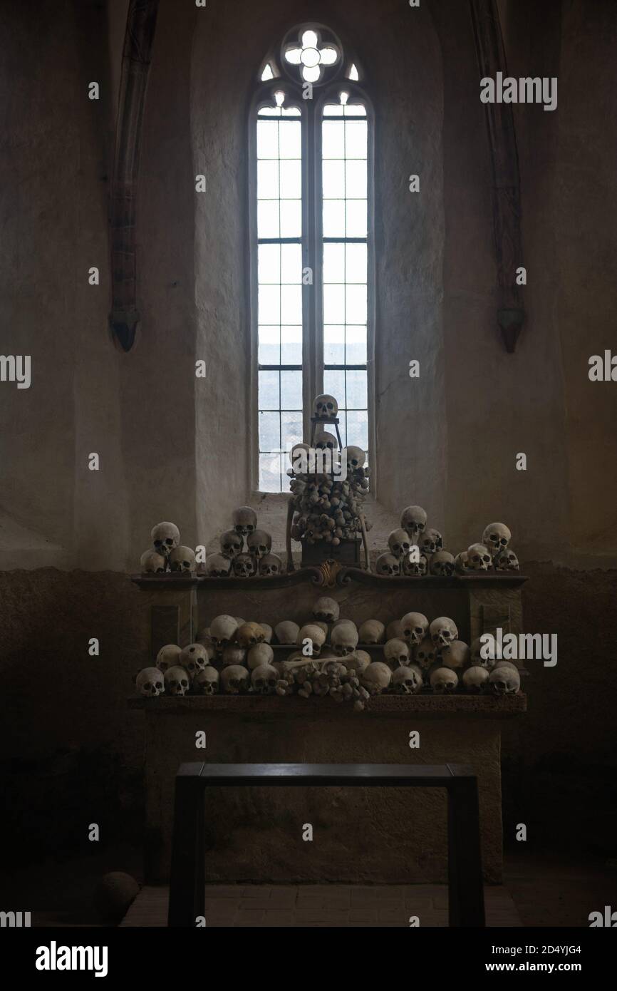 Autel avec crâne et os, maison d'ossuaire ou de charnel de l'église fortifiée Saint Michel, Weissenkirchen, Wachau Banque D'Images