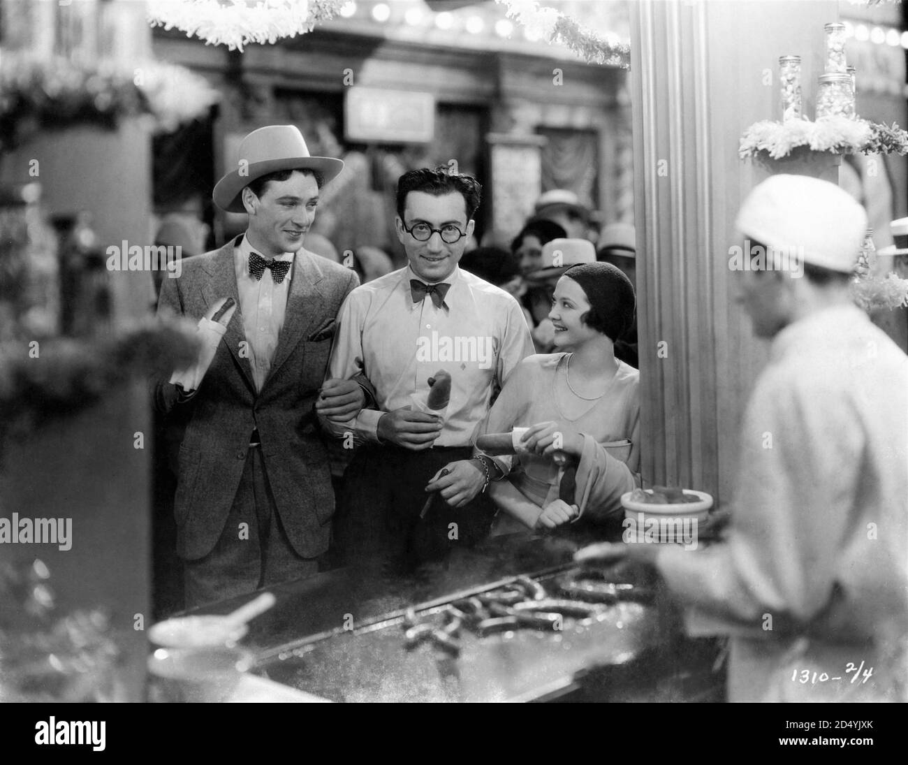 GARY COOPER ROUBEN MAMOULIAN et SYLVIA SIDNEY sur le set Candid Pendant le tournage des RUES DE LA VILLE 1931 réalisateur ROUBEN MAMOULIAN Story Dassiell Hammett Paramount photos Banque D'Images