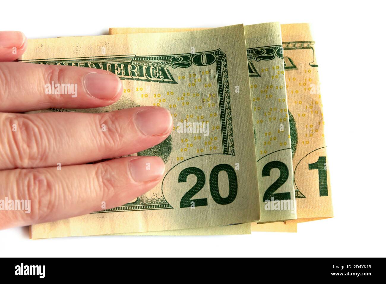2021 écrit avec des billets de banque de dollars dans une main isolée sur fond blanc, nouvelle année salutations concept d'argent Banque D'Images