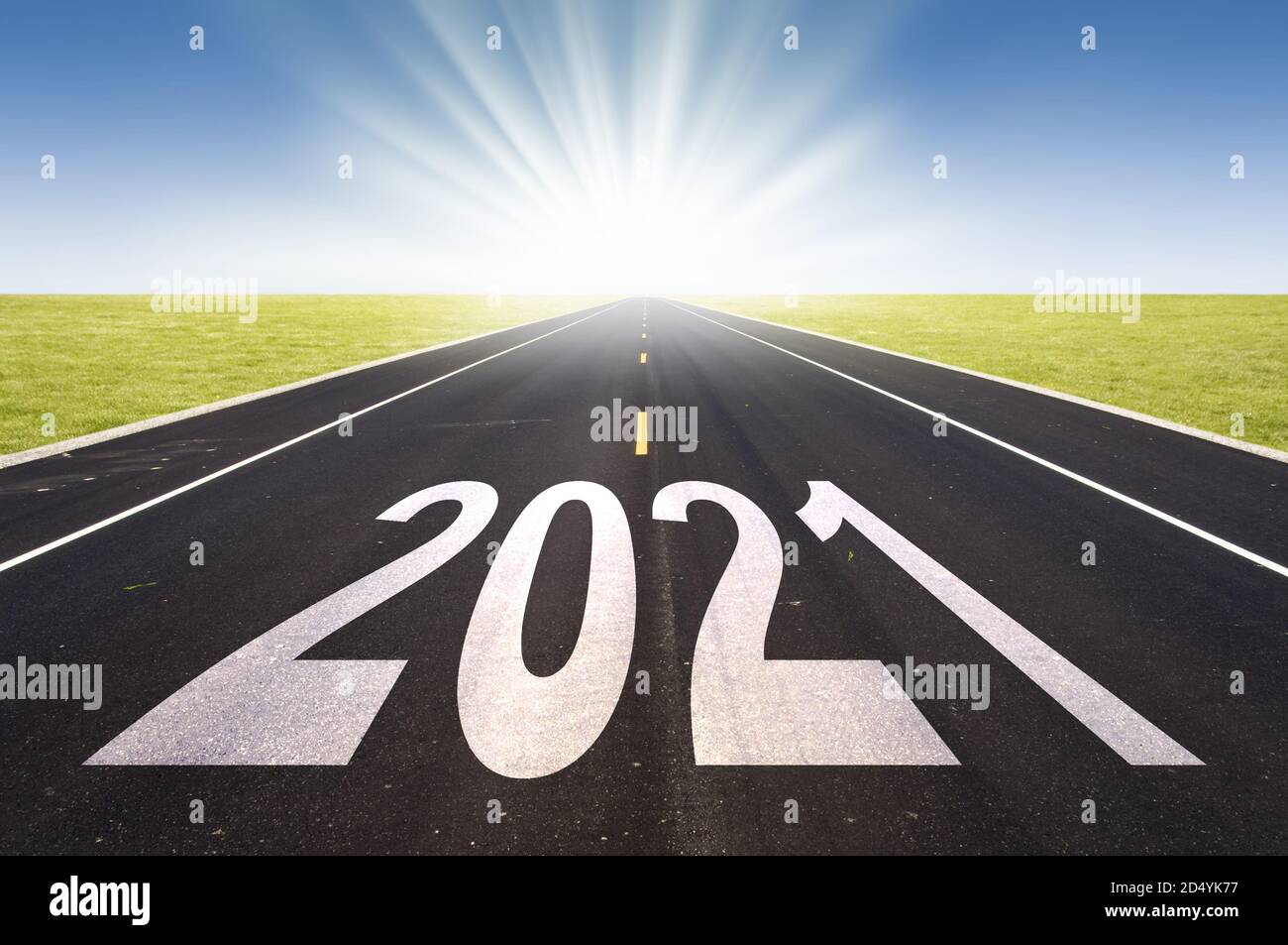 2021 perspective de route avec soleil levant, carte du nouvel an Banque D'Images