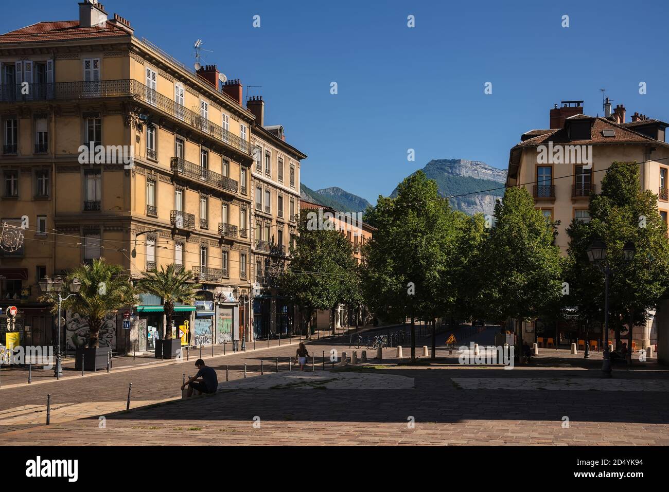 Rue de la ville française de Grenoble avec vue sur la montagne Banque D'Images