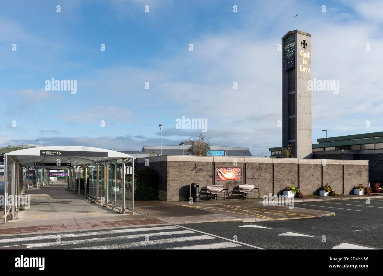 Pas de personnes ou pas de touristes dans la zone vide 16 Passage menant à la gare routière à côté de notre Dame Église catholique Queen of Heaven à l'aéroport de Dublin Banque D'Images