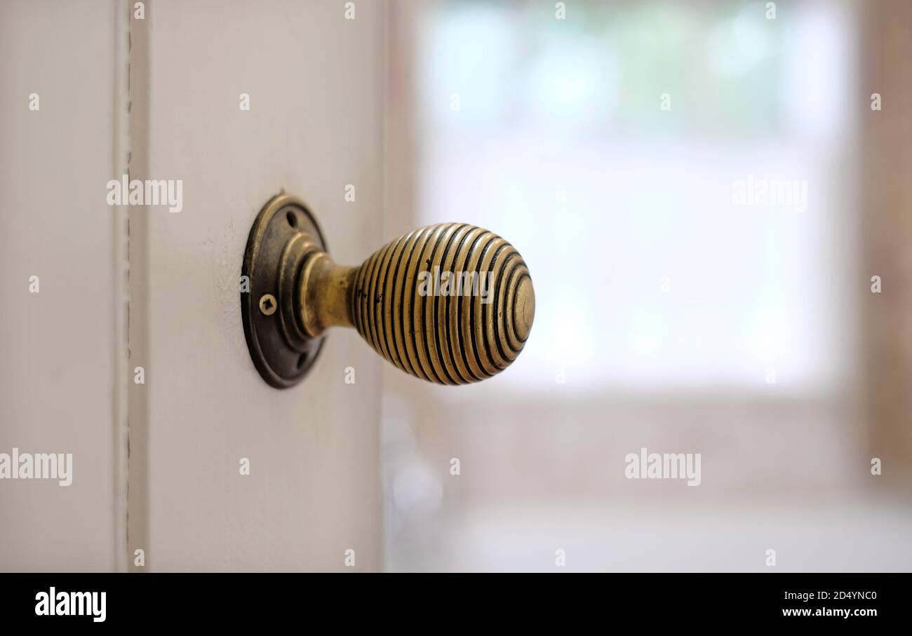 poignée de porte en laiton d'époque dans l'intérieur de la maison en anglais  Photo Stock - Alamy