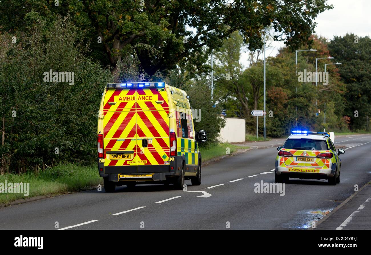Une ambulance et une voiture de police avec feux clignotants bleus, Warwick, Royaume-Uni Banque D'Images