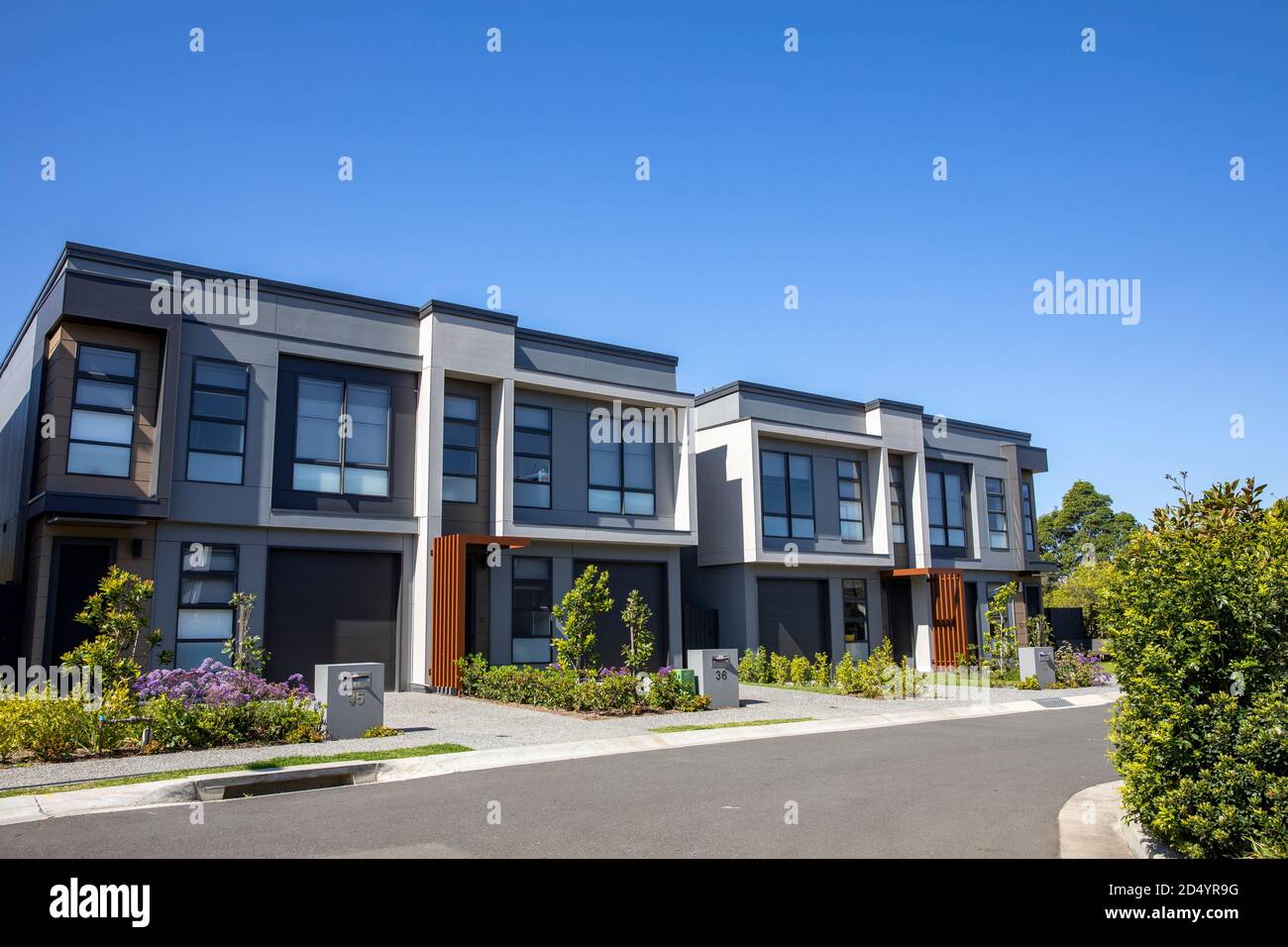 Maisons de ville australiennes modernes à Sydney, Nouvelle-Galles du Sud, Australie sur un bleu journée de printemps Banque D'Images