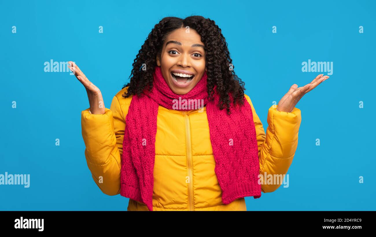 Femme noire surprise posant portant des vêtements d'hiver dans Studio, Panorama Banque D'Images
