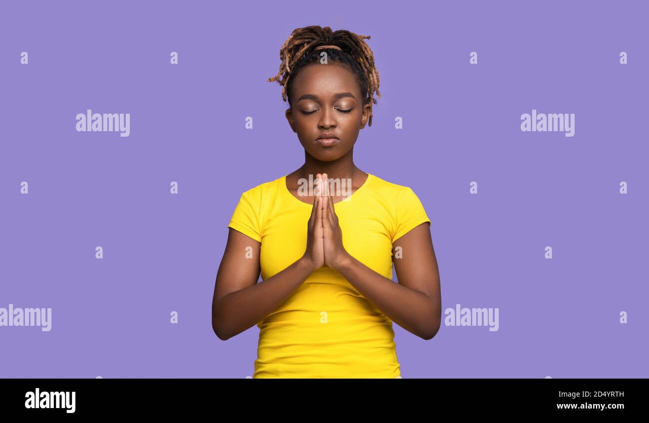 Jeune femme noire montrant les mains classées dans un geste de pleuvoir Banque D'Images