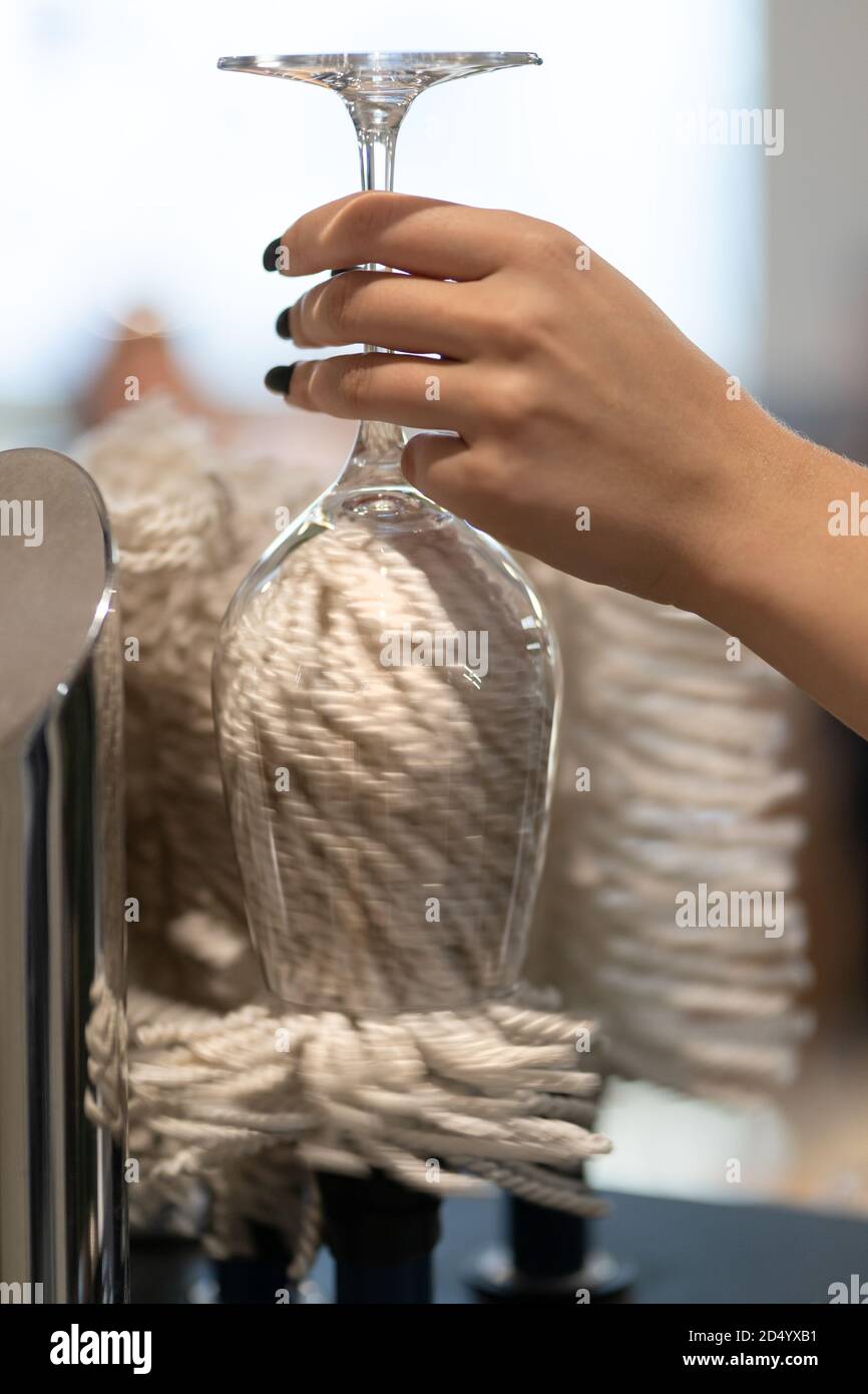 Gros plan de la machine pour sécher et polir les verres à vin dans le restaurant Banque D'Images