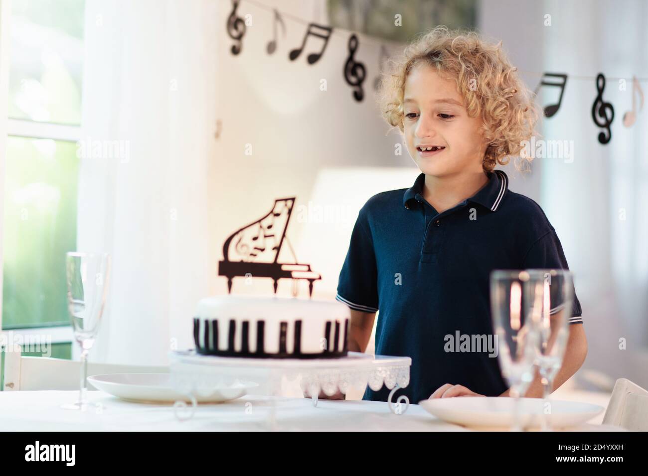 Fete D Anniversaire Sur Le Theme De La Musique Et Du Piano Pour Les Enfants Enfant Avec Gateau Noir Et Blanc Bougies Soufflantes Pour Enfants Et Ouverture Presente Petit Garcon Fetant Son Anniversaire Fete D Anniversaire Sur Le Theme De La Musique Et Du Piano Pour Les Enfants Enfant Avec Gateau Noir Et Blanc Bougies Soufflantes Pour Enfants Et Ouverture Presente Petit Garcon Fetant Son Anniversaire