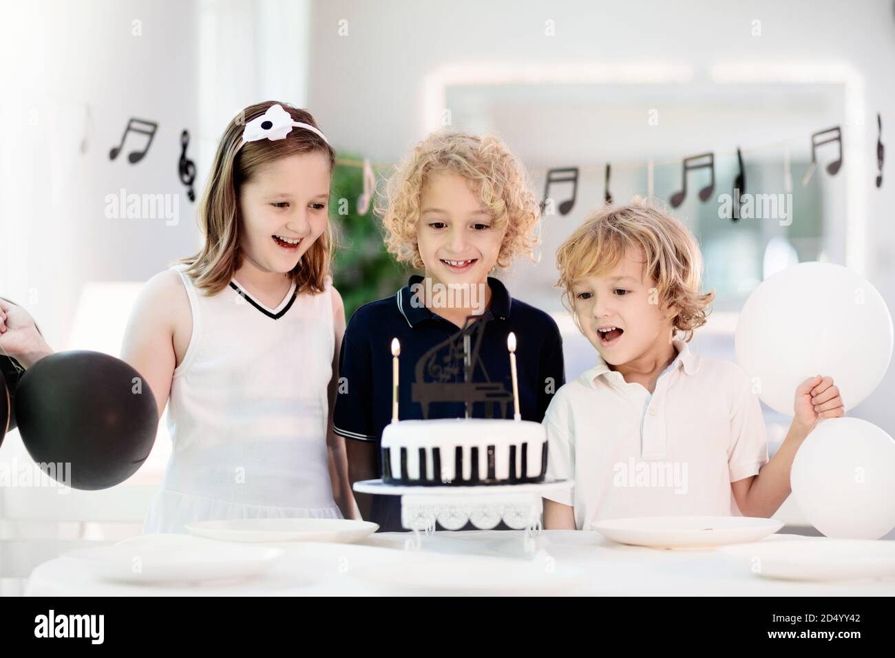 Fete D Anniversaire Sur Le Theme De La Musique Et Du Piano Pour Les Enfants Enfant Avec Gateau Noir Et Blanc Bougies Soufflantes Pour Enfants Et Ouverture Presente Petit Garcon Fetant Son Anniversaire Fete D Anniversaire Sur Le Theme De La Musique Et Du Piano Pour Les Enfants Enfant Avec Gateau Noir Et Blanc Bougies Soufflantes Pour Enfants Et Ouverture Presente Petit Garcon Fetant Son Anniversaire