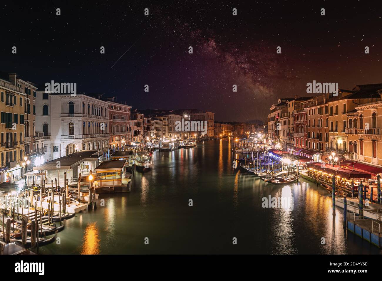 Venise, Italie. 8 octobre 2020. Vue panoramique nocturne sur le grand canal depuis le pont du Rialto avec la voie laiteuse dans le ciel. Banque D'Images